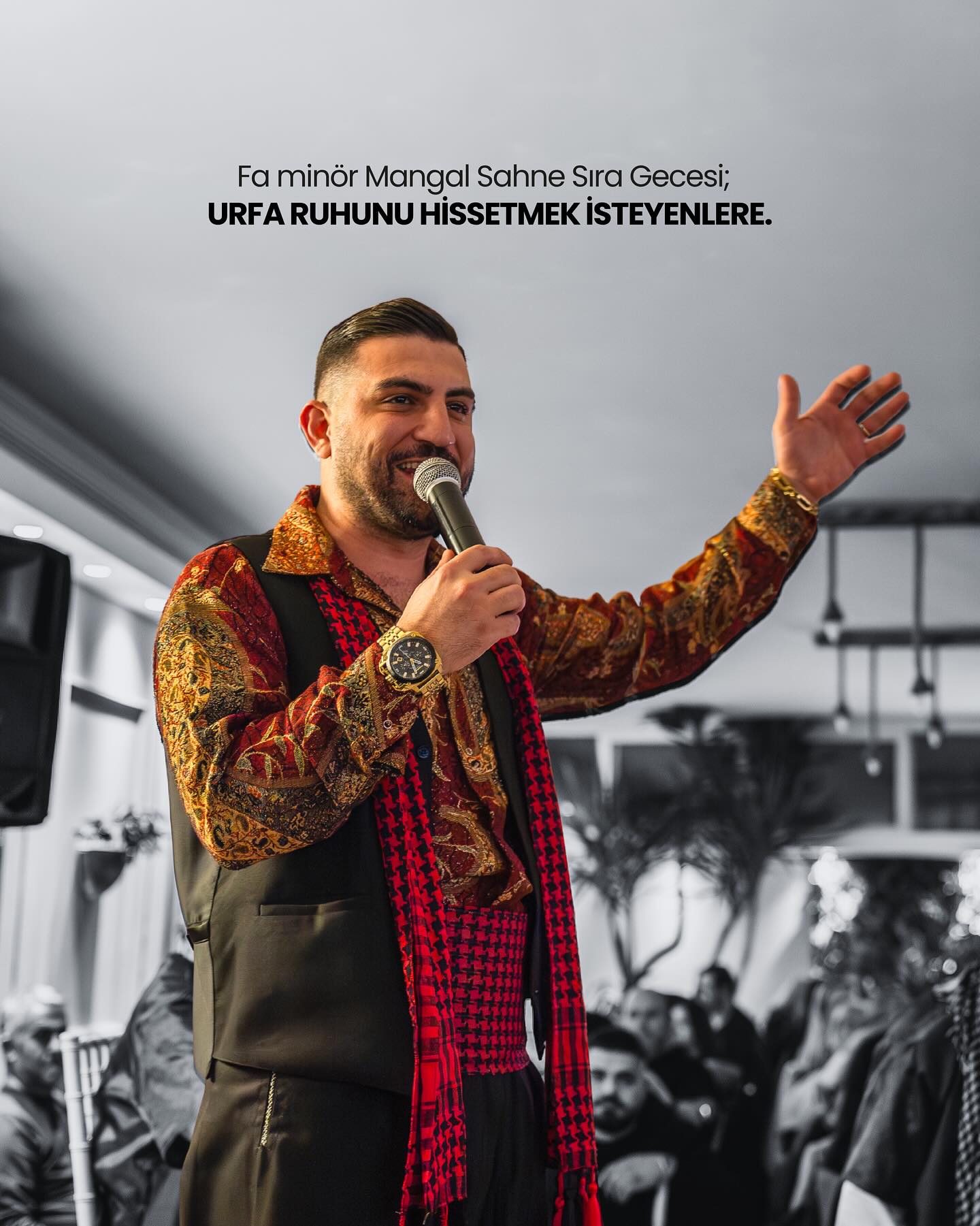 Fa Minör sıra gecesinin solisti sahnede