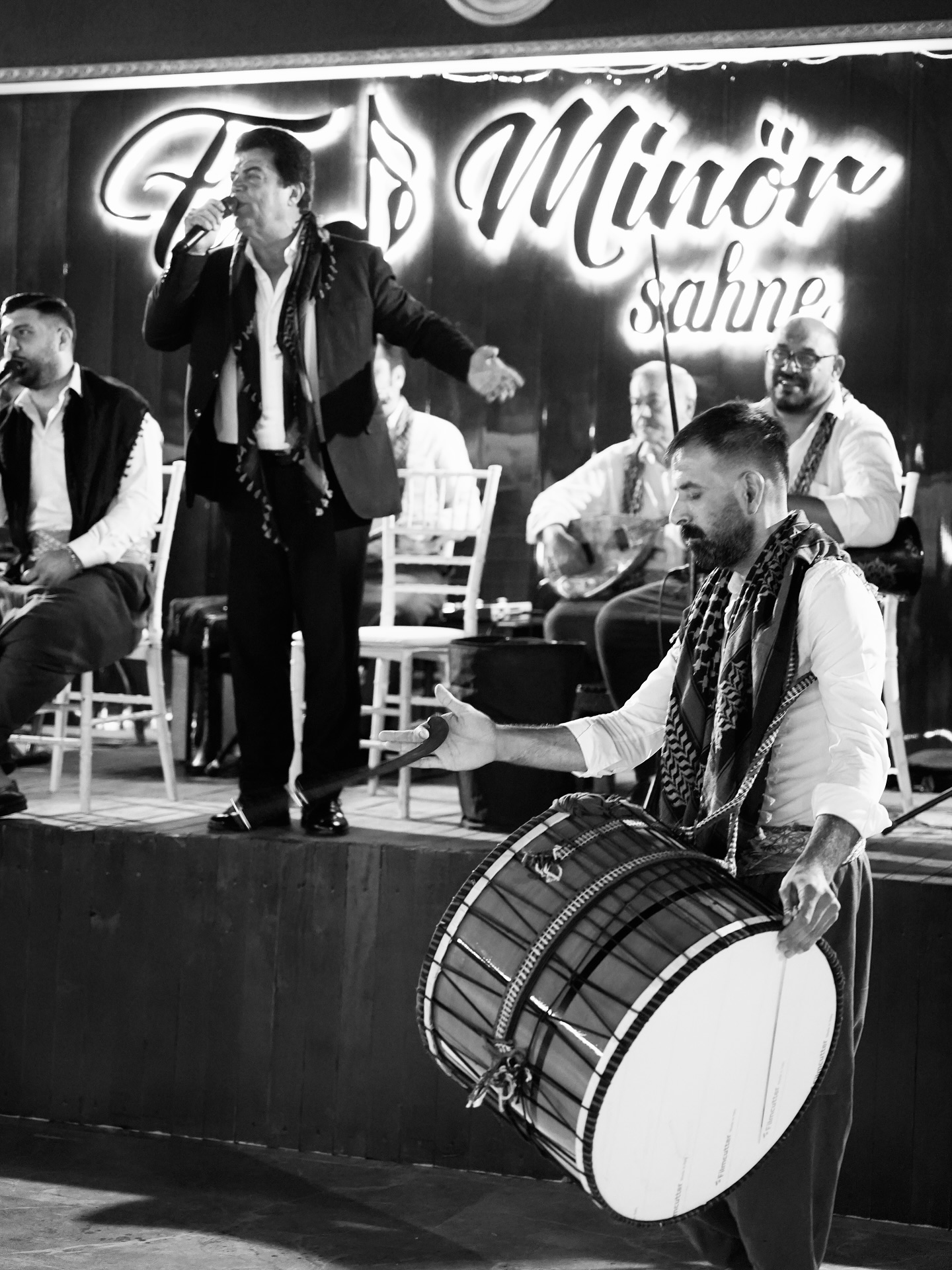 Fa Minör sahnesinde solist ve davul performansı