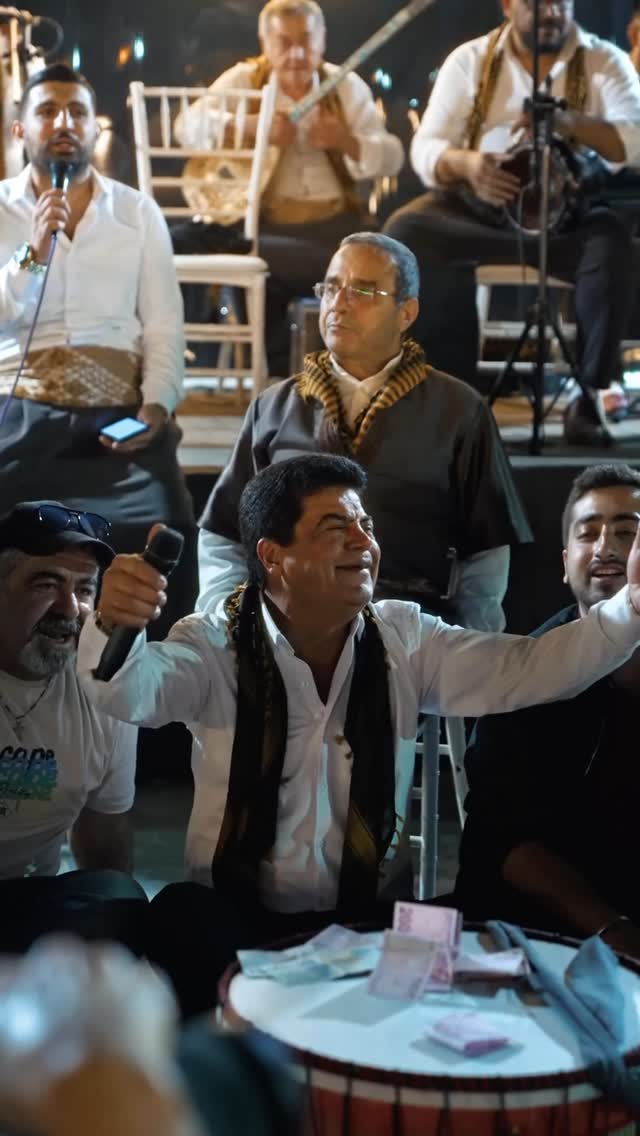 Fa Minör sahnesinde canlı sıra gecesi performansı